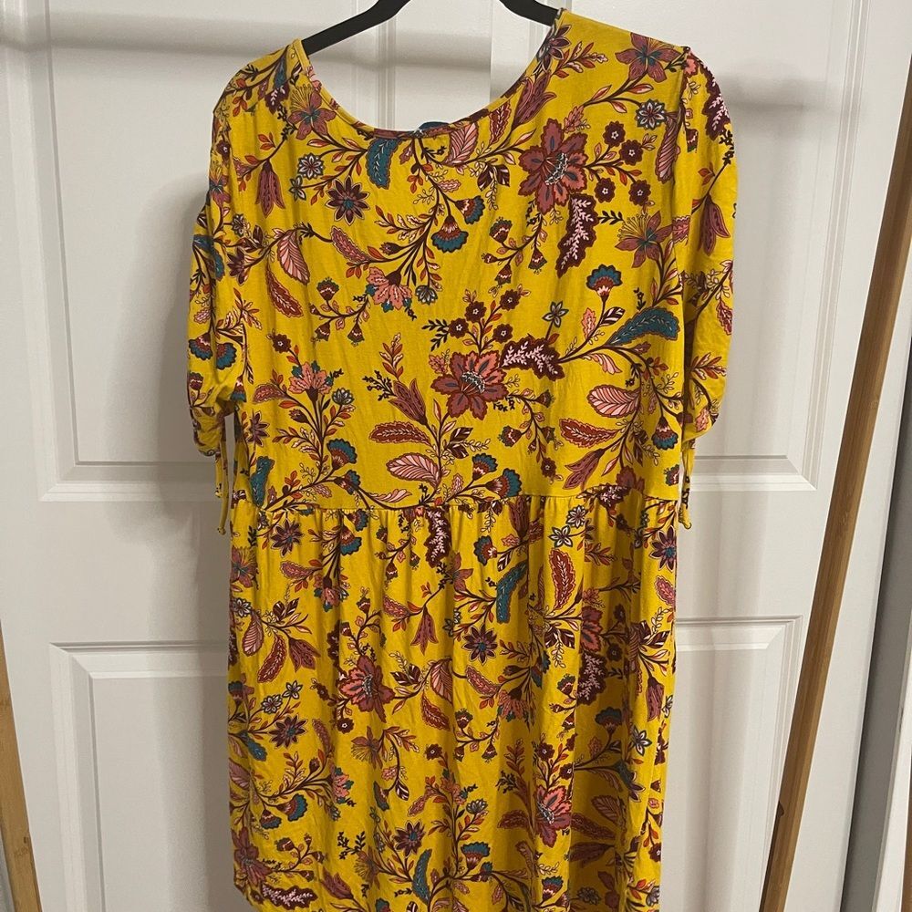 Colorful Floral top with V-Neck - Picture 5 of 5